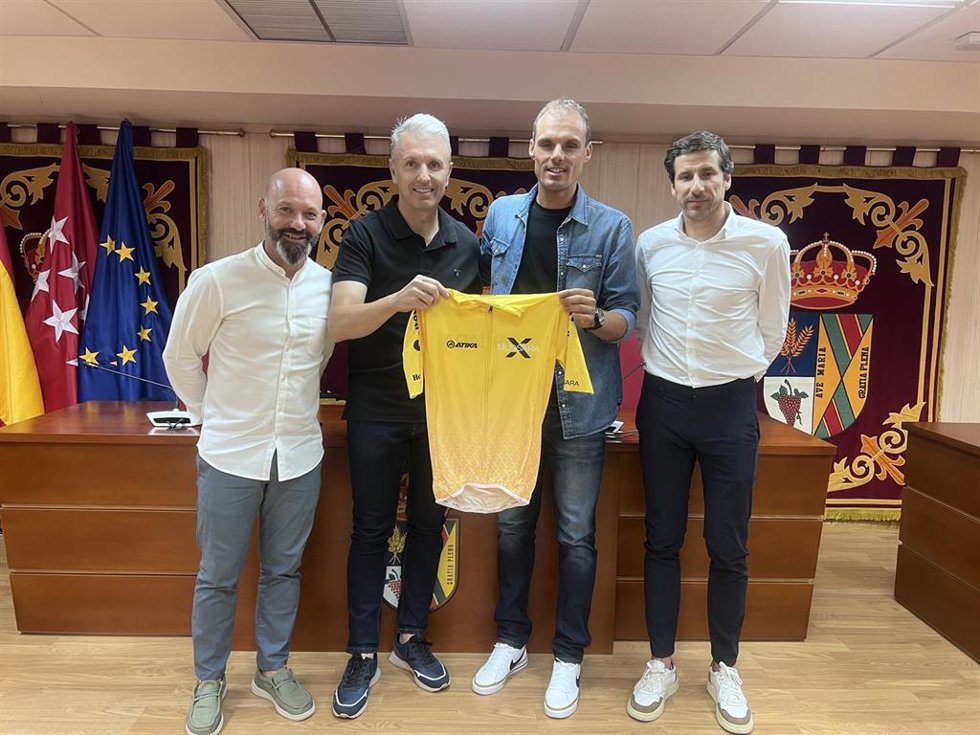 El ex ciclista profesional Luis León Sánchez ha apadrinado la presentación de la I La Mussara en Villanueva del Pardillo junto al alcalde de la localidad, Eduardo Fernández, y el concejal de Deportes, Francisco Funes.
