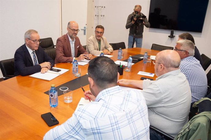 Reunión de representantes de la Consellería do Medio Rural con UU.AA. Y la Asocicación Agaria Galega para abordar la situación de la DO Ribeira Sacra