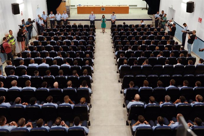 La ministra de Defensa, Margarita Robles, se dirige a los alumnos de la Academia General del Aire (AGA), en San Javier (Murcia)