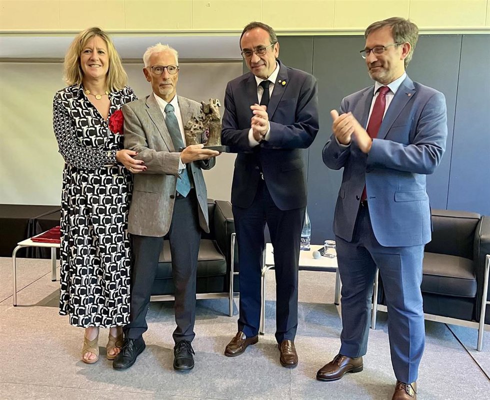 La presidenta del Consell de lAdvocacia Catalana, Marta Martínez; el magistrado premiado, Santiago Vidal, el presidente del Parlament, Josep Rull, y el conseller de Política Lingüística, Francesc Xavier Vila