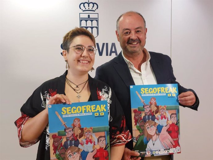 La organizadora de 'Segofreak', Ángela Luengo, con el concejal de Juventud, Sergio Calleja.