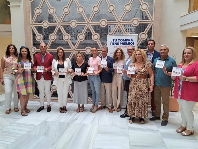 Presentación de la campaña 'Tu compra en los CCA tiene premio', puesta en marcha en Málaga por la Consejería de Empleo.