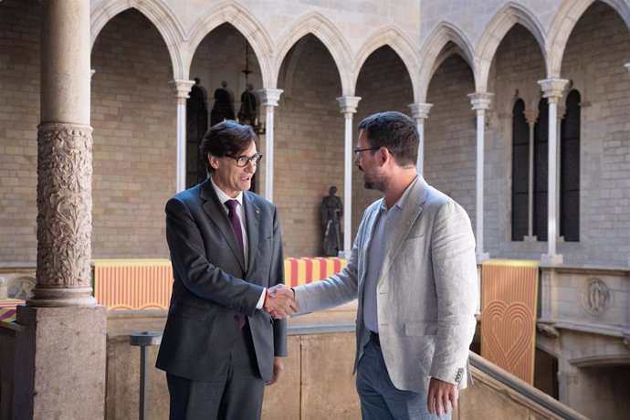 El presidente de la Generalitat, Salvador Illa (i) y el alcalde de Girona, Lluc Salellas (d), se saludan a su llegada a una reunión en el Palau de la Generalitat, a 13 de septiembre de 2024, en Barcelona, Catalunya (España). Este es el primer encuentro in