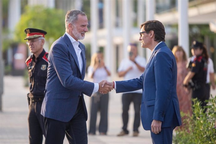 El Rey Felipe VI (i) saluda al presidente de la Generalitat, Salvador Illa (d), durante su visita el Nou Port Olímpic con motivo de su remodelación en el Moll del Gregal, a 29 de agosto de 2024, en Barcelona, Catalunya (España). El Port Olímpic de Barcelo