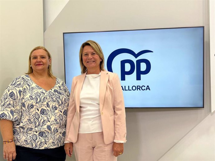 La portavoz del PP en el Consell de Mallorca, Nuria Riera y la consellera Magdalena García