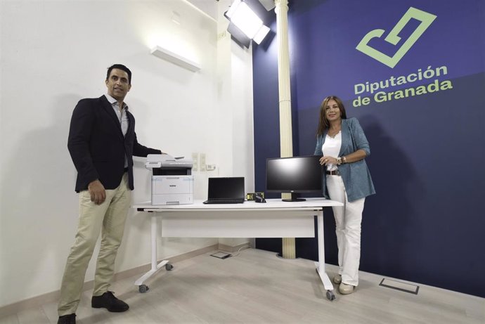 El CEO de Innovasur, José Prieto, y la diputada de Transparencia, Recursos Humanos y Administración Electrónica de la Diputación de Granada, Mónica Castillo