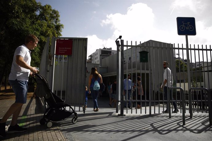 Archivo - Un padre lleva a su hijo a la guardería Patufet, durante el primer día de curso académico, en Barcelona, Catalunya (España).