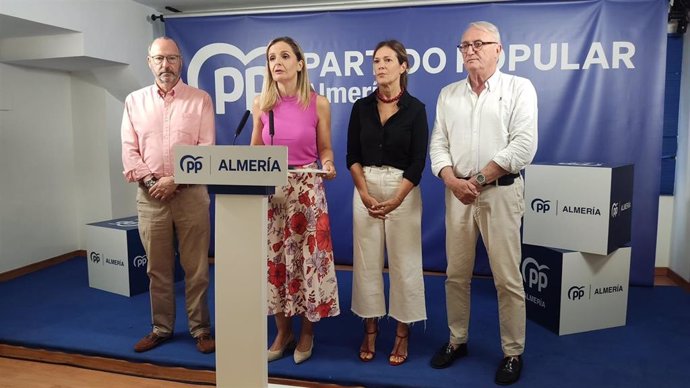 Las diputadas nacionales del Partido Popular de Almería, Maribel S. Torregrosa y Ana Martínez Labella, y los senadores Luis Rogelio Rodríguez y Jesús Caicedo.