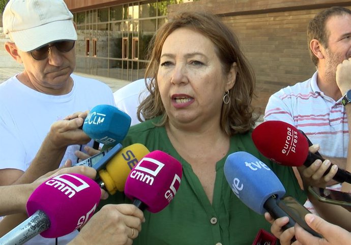 La la secretaria general de la Federación de Enseñanza de CCOO, Ana Delgado, atiende a los  medios tras reunirse con la viceconsejera de Bienestar Social, Guadalupe Martín, y con la directora general de Infancia y Familia, Inmaculada Tello.