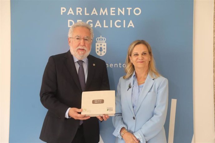 La Valedora do Pobo, Dolores Fernández Galiño, entrega al presidente del Parlamento de Galicia, Miguel Ángel Santalices, el informe anual 2023 de la institución