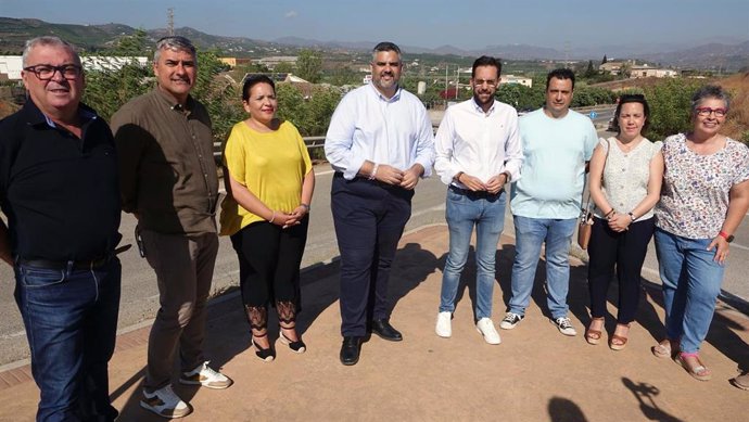 Ekl portavoz del PSOE en la Diputación de Málaga, Josele González junto al alcalde Almáchar, Antonio Yuste, y el secretario general y portavoz socialista en Vélez-Málaga, Víctor González, entre otros representantes del partido.