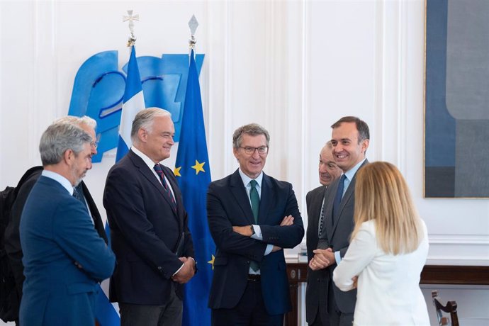 El vicesecretario Institucional del PP, Esteban González Pons (2i), y el presidente del Partido Popular, Alberto Núñez Feijóo (c), a su llegada a su reunión con el primer ministro de Grecia, Kyriákos Mitsotákis, a 13 de septiembre de 2024, en Atenas (Grec