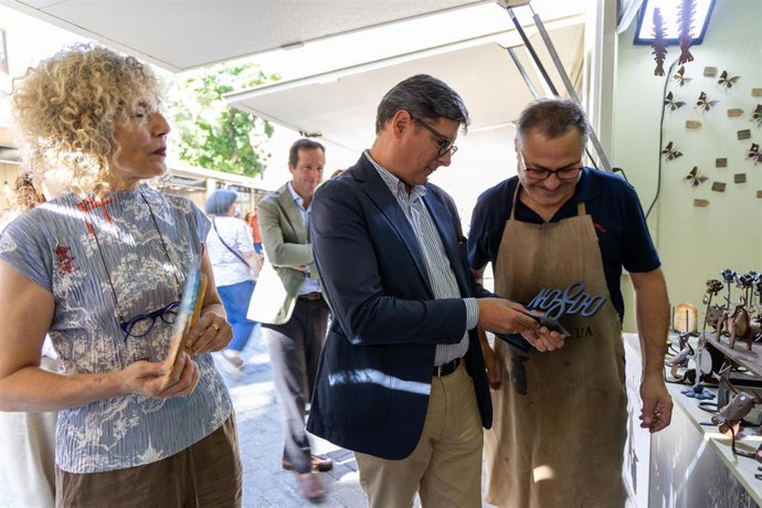 Pimentel inaugura la Feria de Artesanía Creativa en su tercera edición de otoño.