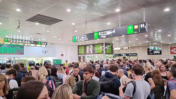 Pasajeros afectados por la incidencia en Can Tunis que ha alterado la circulación de la Alta Velocidad, en la estación de Sants de Barcelona