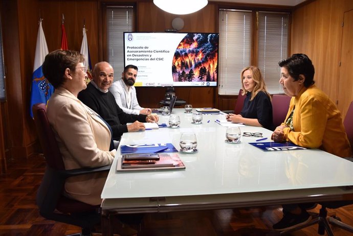 La presidenta del Cabildo de Tenerife, Rosa Dávila, en una reunión son representantes del CSIC para abordar la gestión de emergencias