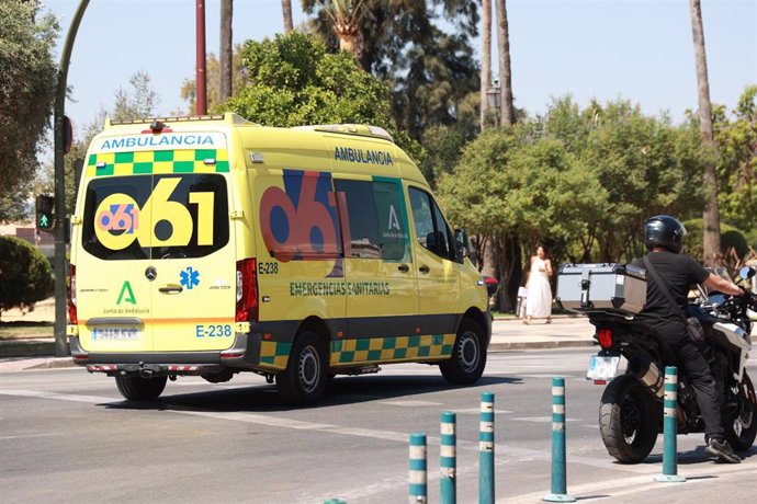 Archivo - Imagen de archivo de una ambulancia del 061 circulando por una calle del centro de Sevilla.