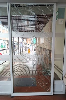 Cristalera reventada en una estación de tren de Cantabria