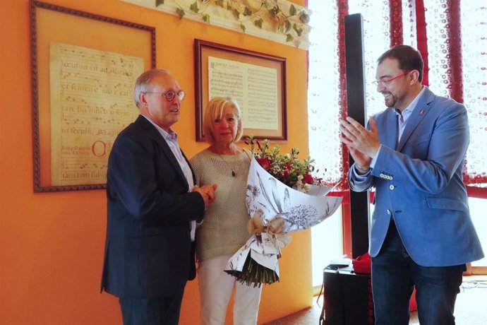 El presidente del Principado, Adrián Barbón, participa en Gijón en la comida homenaje a la presidenta honorífica de la Federación Asturiana de Mayores (Fampa), Dolores Sanmartín, junto al presidente de la FAMPA, Cesáreao Marqués.