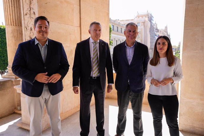 El delegado de la ONCE en Andalucía, Ceuta y Melilla, Cristóbal Martínez, y el alcalde de Sevilla, José Luis Sanz