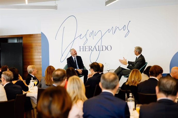 El presidente del Gobierno de Aragón, Jorge Azcón, en un desayuno informativo de Heraldo, junto al director del periódico, Mikel Iturbe.