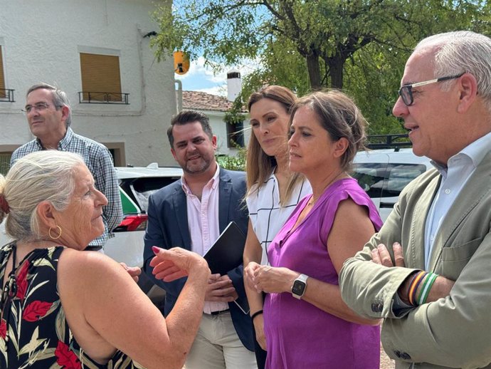 Catalina García (c), conversa con una vecina de La Capellanía.