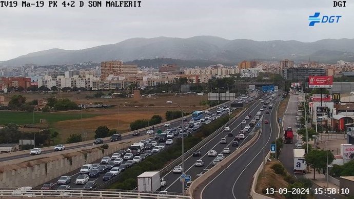 Estado del tráfico en la autopista hacia Llumajor a primera hora de la tarde del viernes.