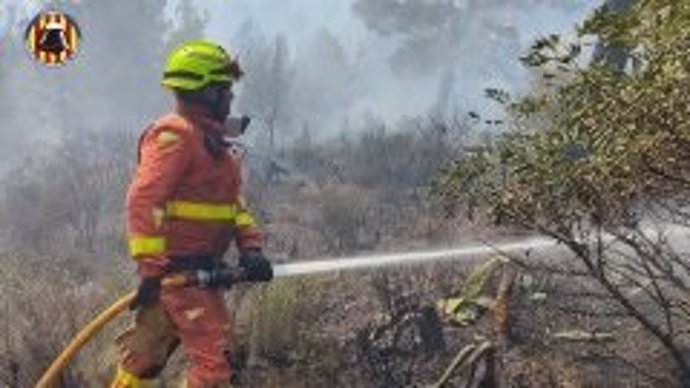 Archivo - Efectivos trabajan en la extinción de un incendio en imagen de archivo