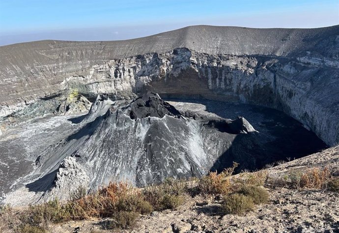 Ol Doinyo Lengai es un volcán activo de Tanzania que expulsa lava muy fluida, que parece petróleo negro o espuma marrón. Cuando se enfría, la lava se vuelve blanca.