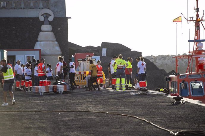 Los servicios sanitarios atienden a los migrantes llegados en cayuco, en el puerto de La Restinga, a 31 de agosto de 2024, en El Hierro, Canarias (España). La Salvamar Adhara ha socorrido a un cayuco con cerca de 55 personas migrantes subsaharianas a bord