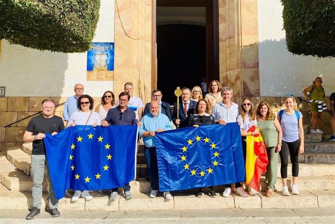 La eurodiputada Carmen Crespo y otros cargos de su partido llegan a la iglesia de Dalías (Almería) para entregar una bandera de la Unión Europea.