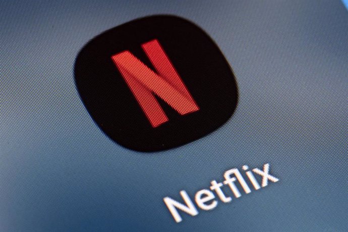 Archivo - FILED - 21 January 2022, Berlin: The Netflix app icon can be seen on the screen of a smartphone. Photo: Fabian Sommer/dpa