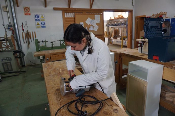 Archivo - Una alumna de la Escuela de la Madera durante una clase.