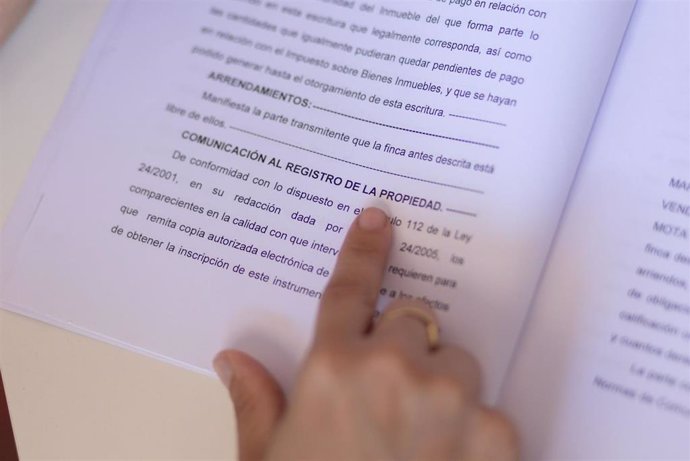 Archivo - Una mujer señala una escritura de compraventa de una hipoteca, a 30 de mayo de 2022, en Madrid (España). 