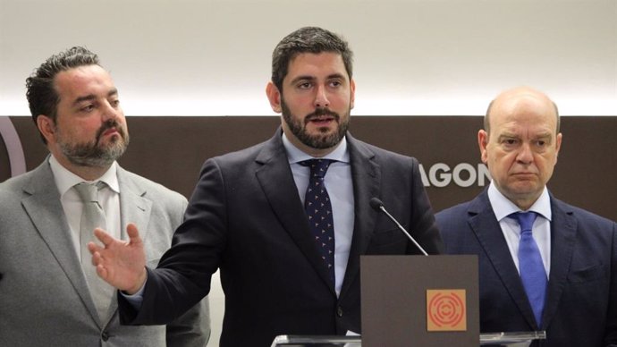 El portavoz de VOX en las Cortes de Aragón, Alejandro Nolasco, junto a los diputados David Arranz y Santiago Morón.