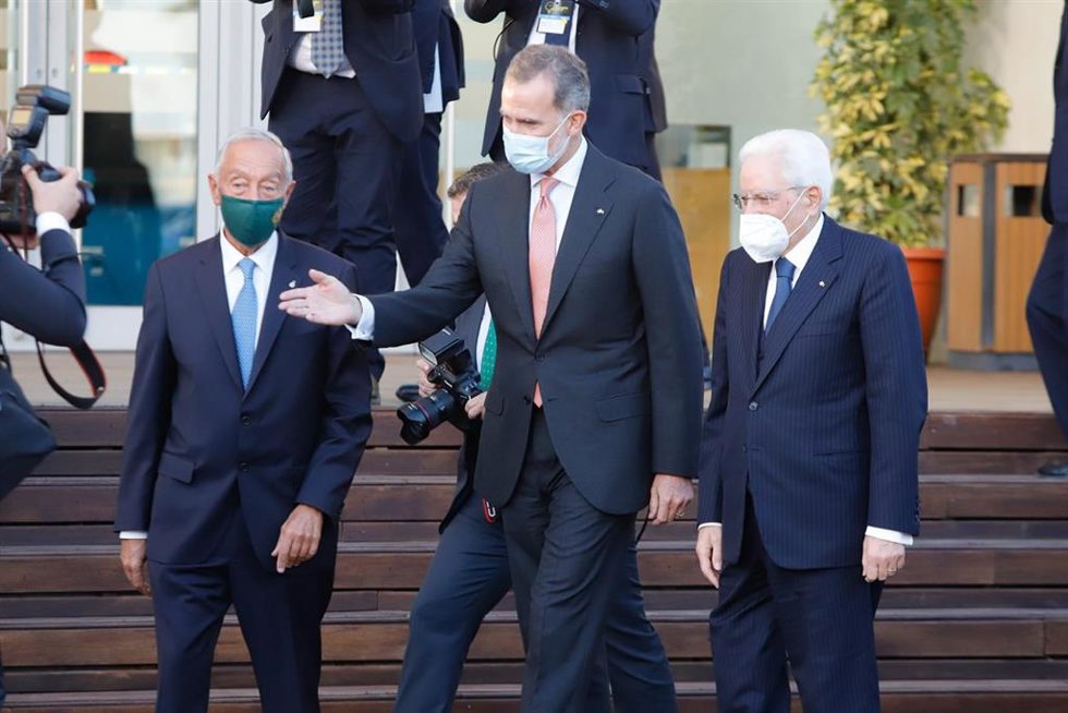 Archivo - El Rey Felipe VI con el  presidente de la República, de Italia, Sergio Mattarella, y el presidente de la República de Portugal, Marcelo Rebelo de Sousa, a la llegada a la VI clausura la XIV Cumbre Cotec Europa a 17 de noviembre del 2021 en Mál