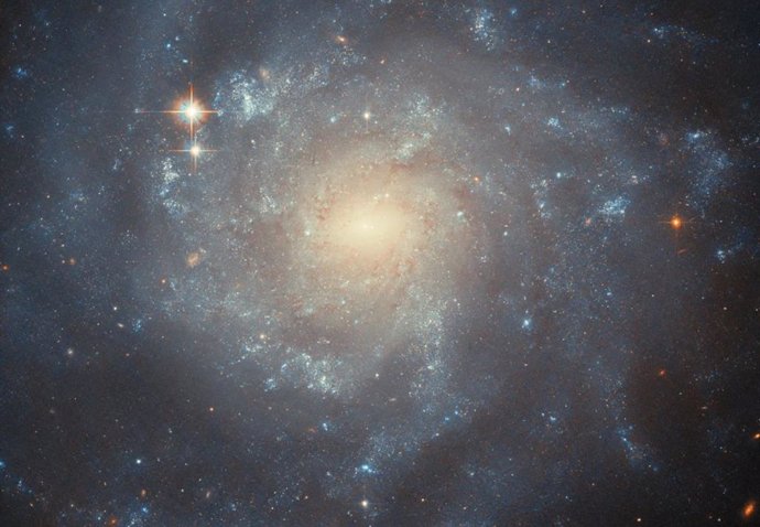 Esta imagen del telescopio espacial Hubble de la NASA/ESA muestra la galaxia espiral NGC 5668.