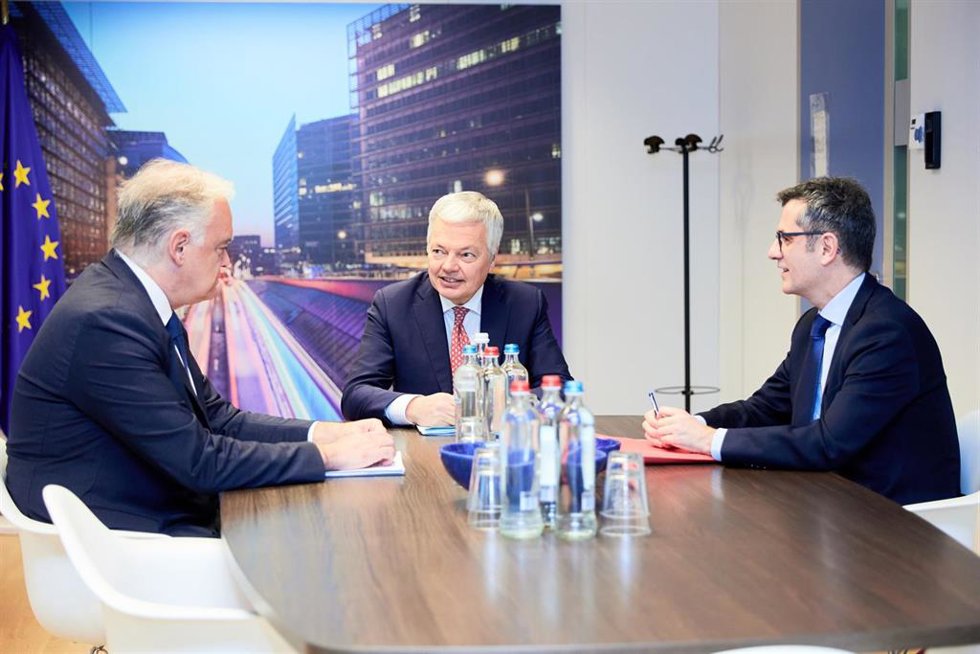 Archivo - (I-D) El vicesecretario de Institucional del PP, Esteban González Pons; el comisario de Justicia de la Unión Europea, Didier Reynders, y el ministro de Presidencia, Justicia y Relaciones con las Cortes, Félix Bolaños, durante una reunión para 