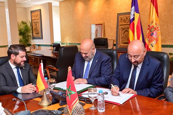 El alcalde de Palma, Jaime Martínez, y el alcalde de Tánger, Mounir Lymouri, firman el acuerdo de hermanamiento entre las dos ciudades.