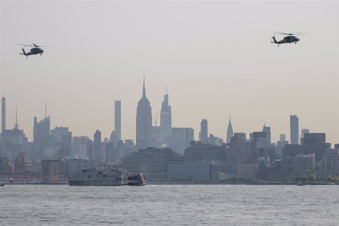 Archivo - Dos helicópteros sobrevuelan la ciudad de Nueva York (Archivo)