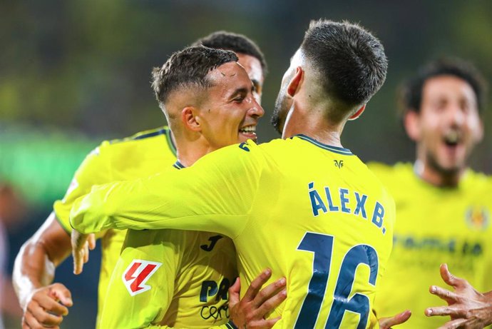 Yéremi Pino celebra con Alex Baena un gol del Villarreal