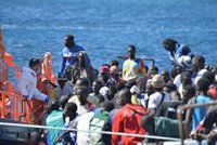 Un cayuco con 43 migrantes llega por sus propios medios al puerto de La Estaca (El Hierro)