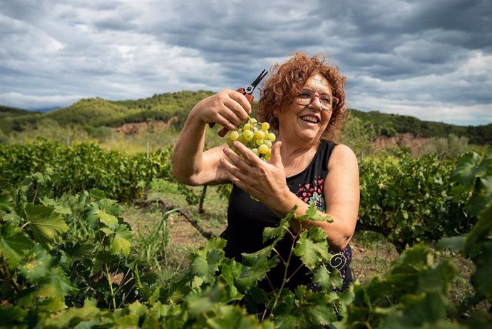 La agricultora Maria Roviera de Piera (Barcelona), en una de las fotografías de la exposición.