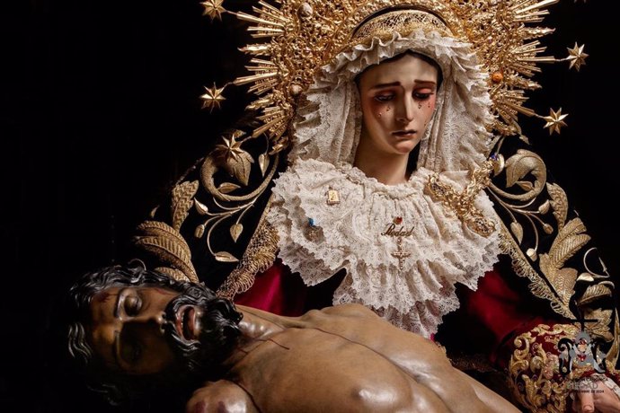 La Virgen de la Piedad con el Cristo de las Misericordias, titulares de la hermandad del Baratillo.