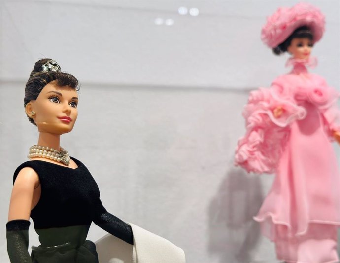 La exposición incluye muñecas que toman la imagen de actrices como Penélope Cruz, Audrey Hepburn, Elizabeth Taylor o Marilyn Monroe representadas en sus papeles más icónicos.