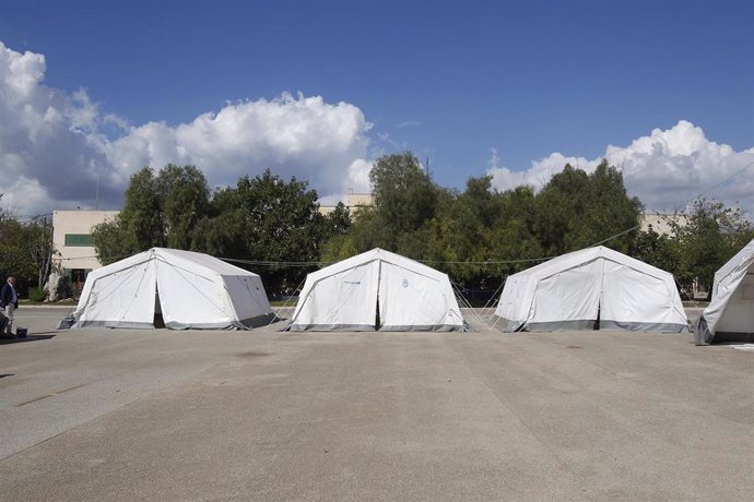 Archivo - Tiendas de campaña colocadas en las instalaciones del antiguo cuartel de Son Tous.