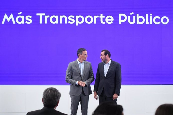 El presidente del Gobierno, Pedro Sánchez (i) y el ministro de Transportes y Movilidad Sostenible, Óscar Puente (d), durante el acto de presentación de la nueva campaña 'Transporte público, ¿lo pillas?'