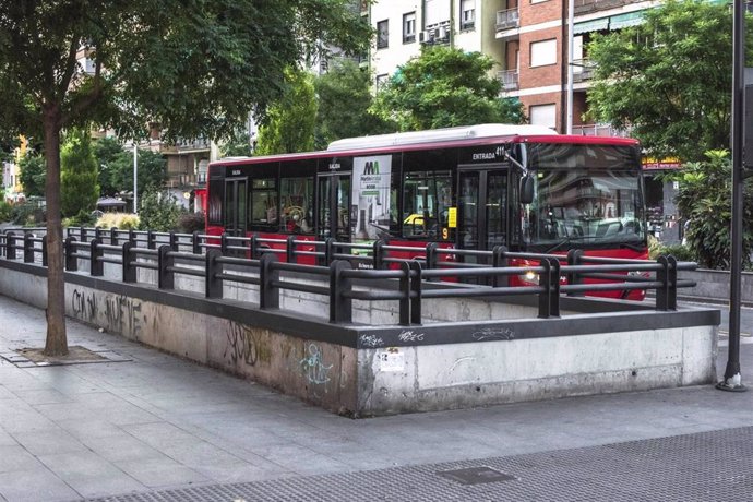 Archivo - Autobús urbano por Camino de Ronda, en imagen de archivo