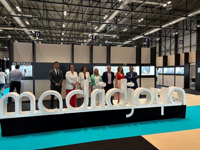 Blanca Torrent y Rocío Blanco (segunda y tercera por la izquierda) visitan a las empresas joyeras de Córdoba que participan en el Salón internacional de Joyería y Relojería Urbanas y de Tendencias MadridJoya.