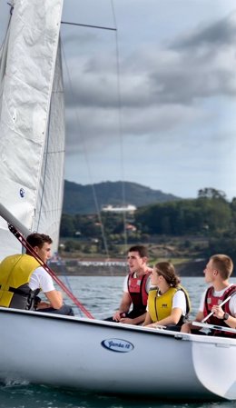 La princesa de Asturias, Leonor de Borbón Ortiz, navega en la ría de Pontevedra.