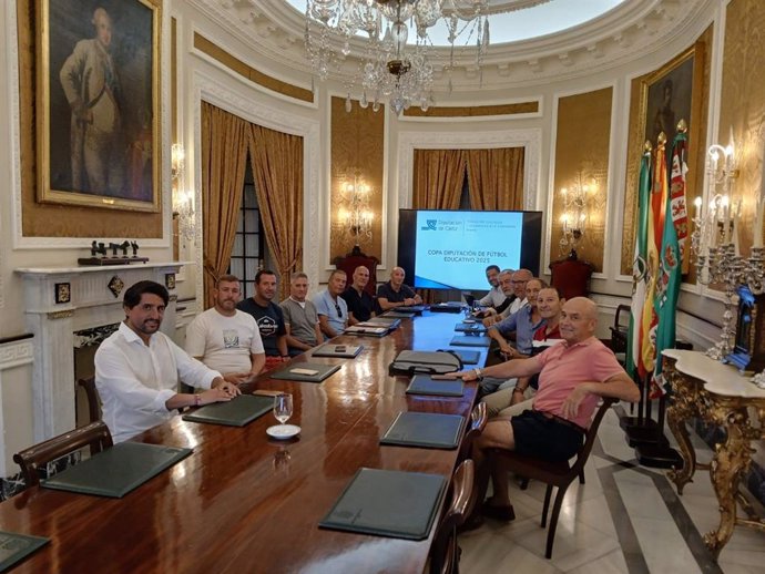 Reunión de técnicos del Servicio de Deportes, representantes de las escuelas y clubes participantes en la Copa de Fútbol Educativo 2025 y la Real Federación Andaluza de Fútbol.